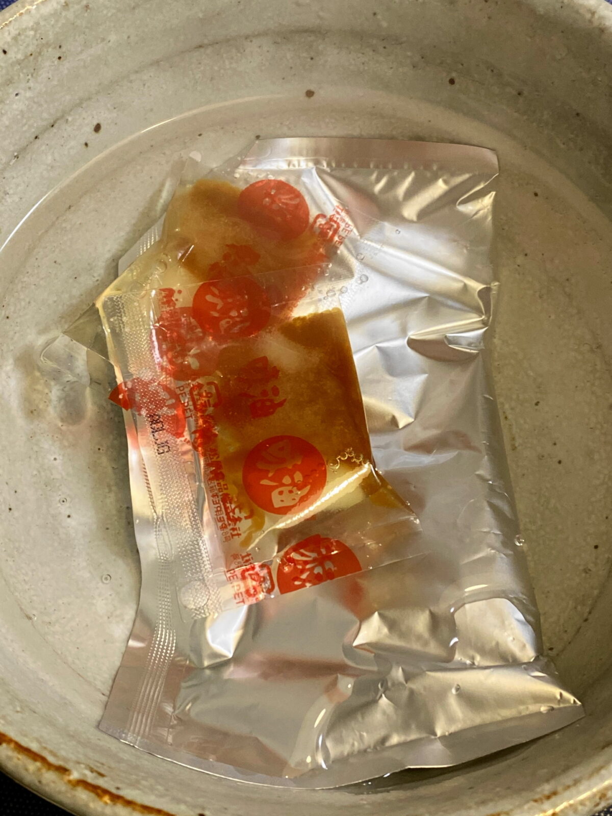 桔梗庵のスープと味油を温めている様子