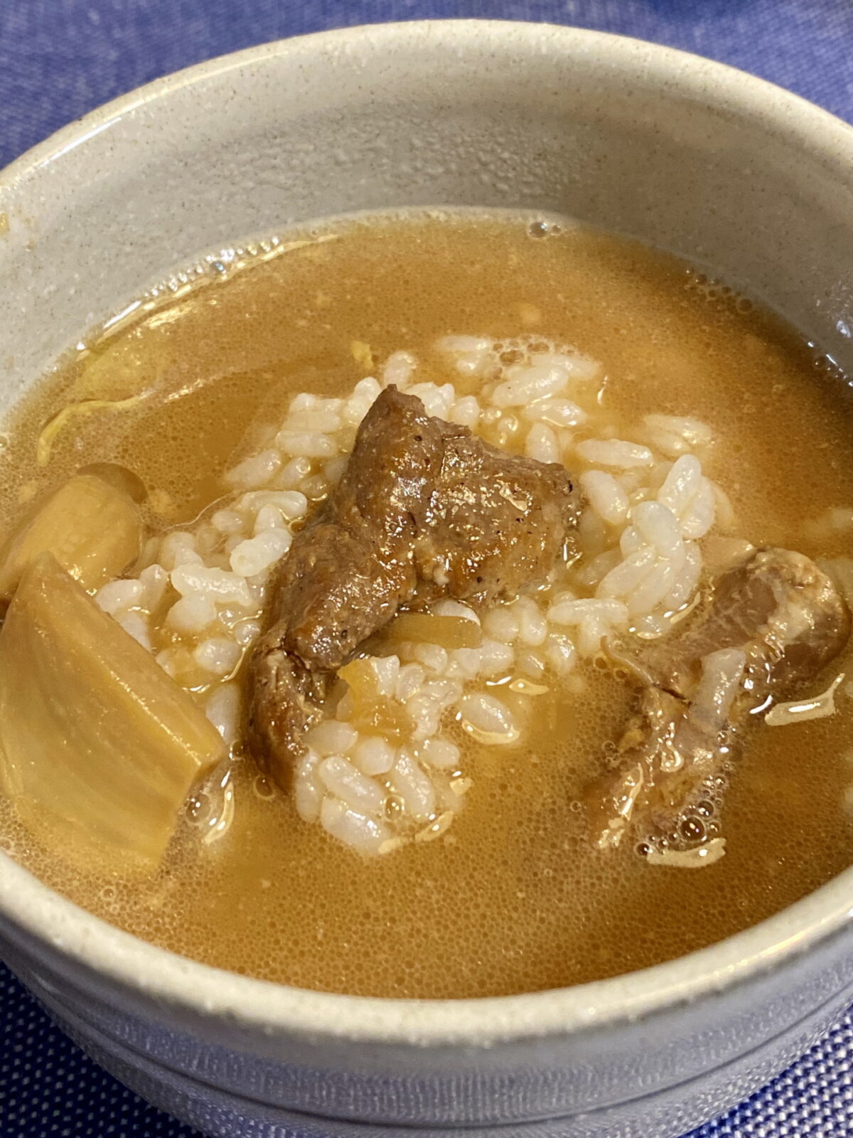 二郎系ラーメンのスープにご飯を投入した図