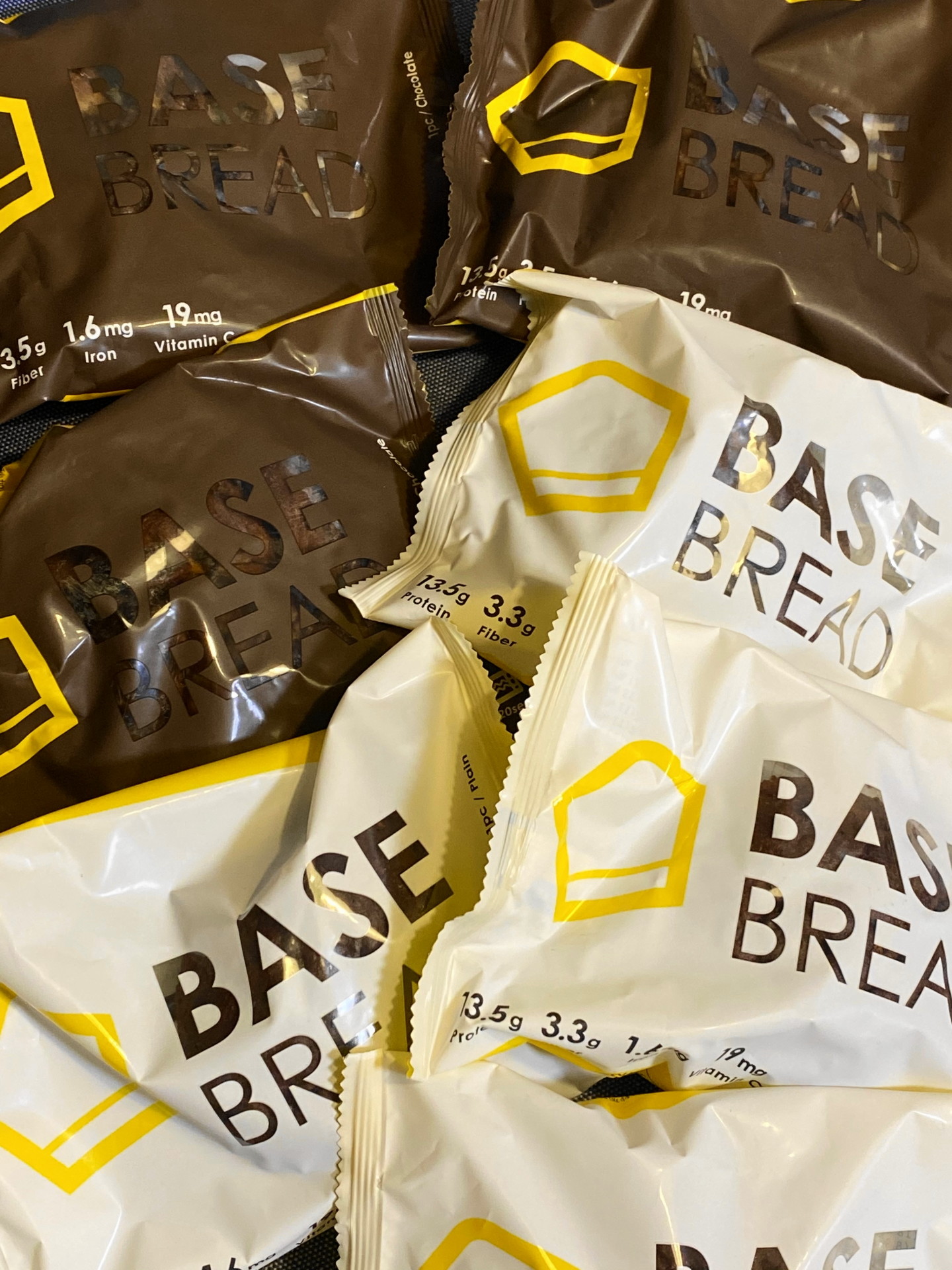 BASE BREADのチョコレートとプレーンのパッケージ