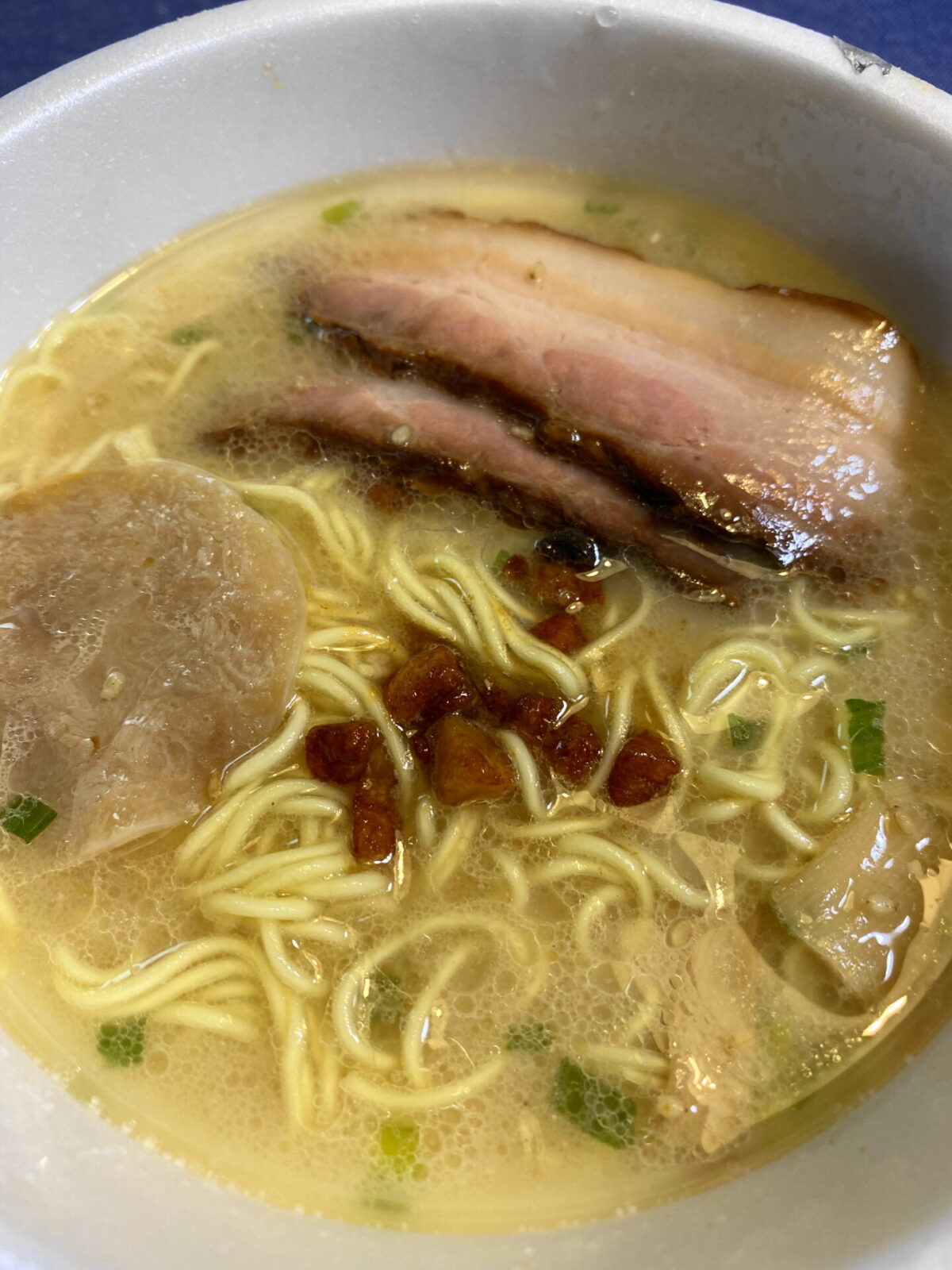 カップ麺と焼豚