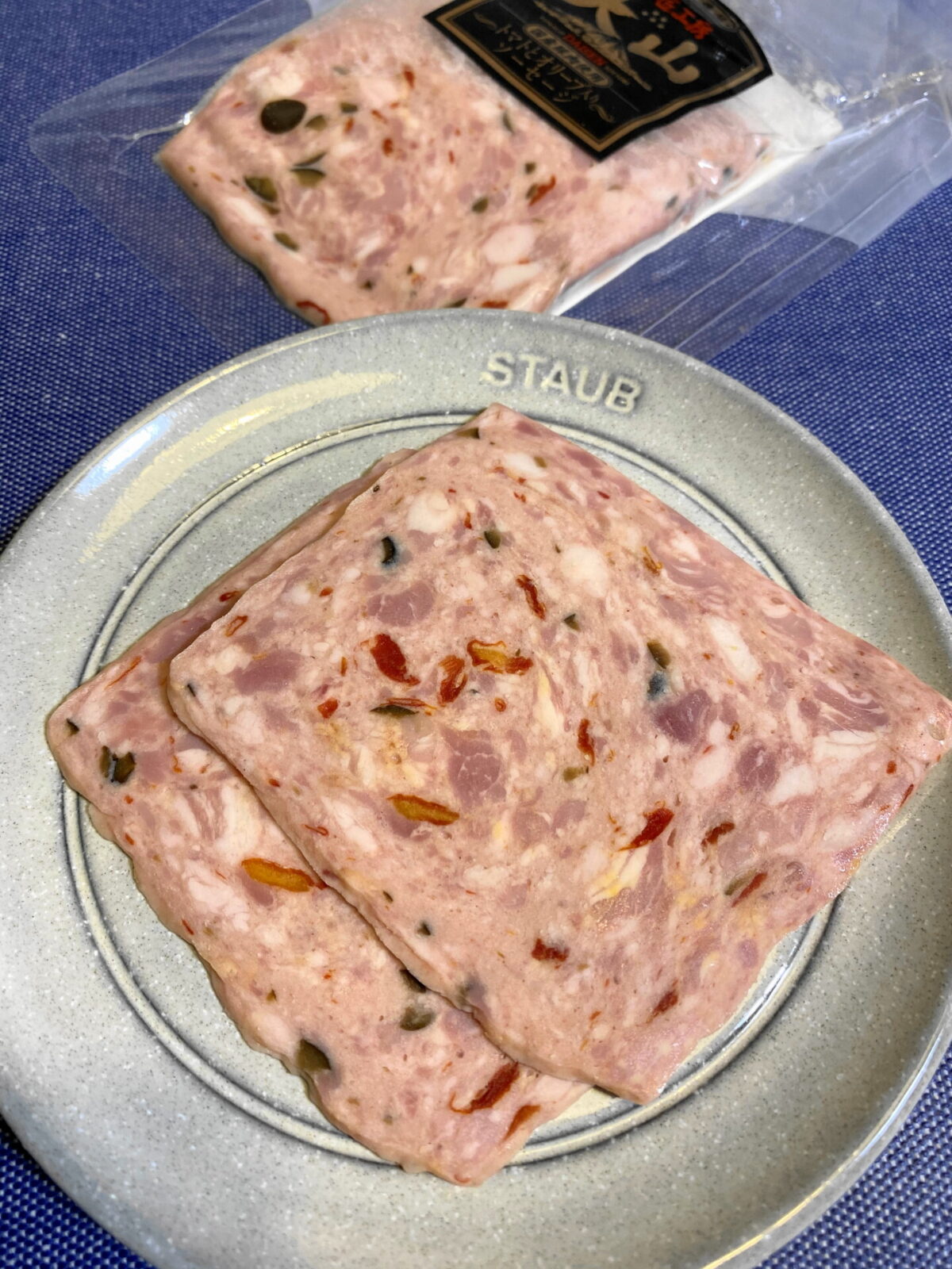 トマトとオリーブ入りソーセージ