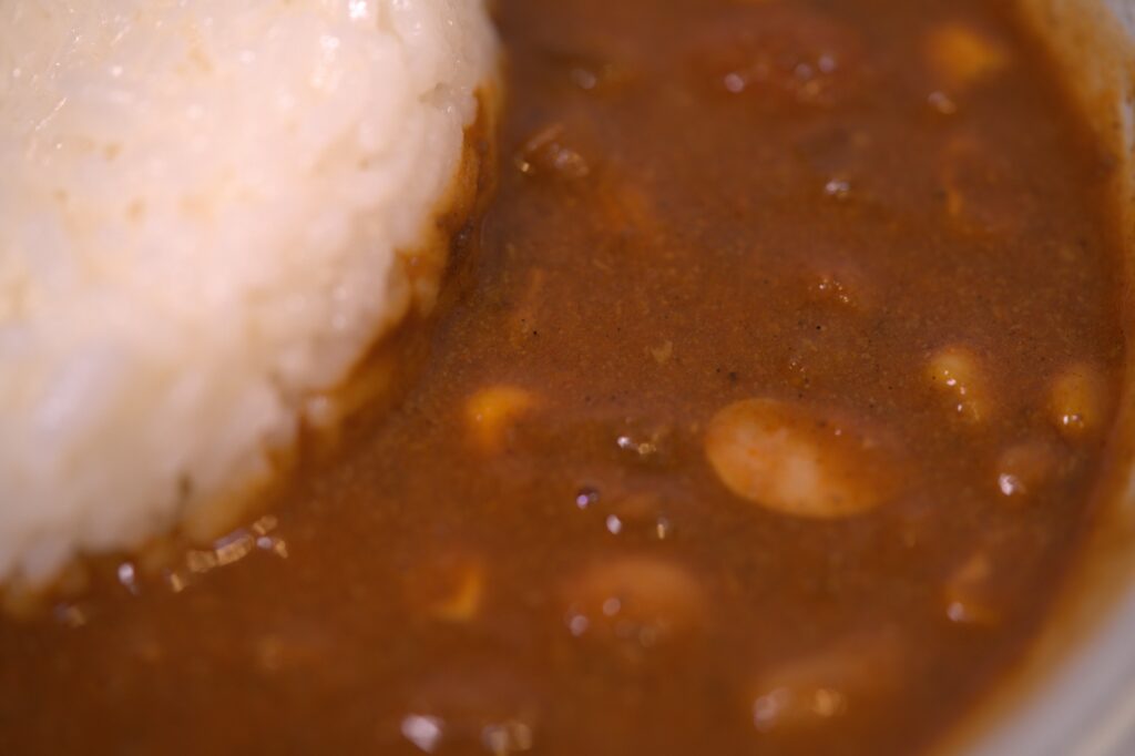 野菜をMOTTOのカレーをライスと一緒に食べるときの様子