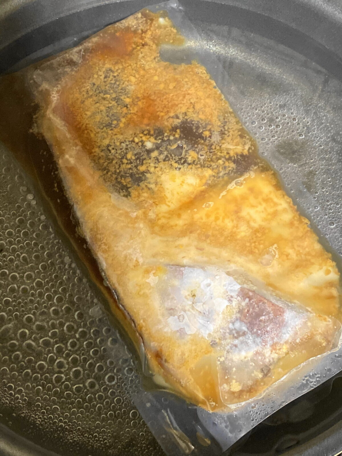 スープを鍋に入れて温める