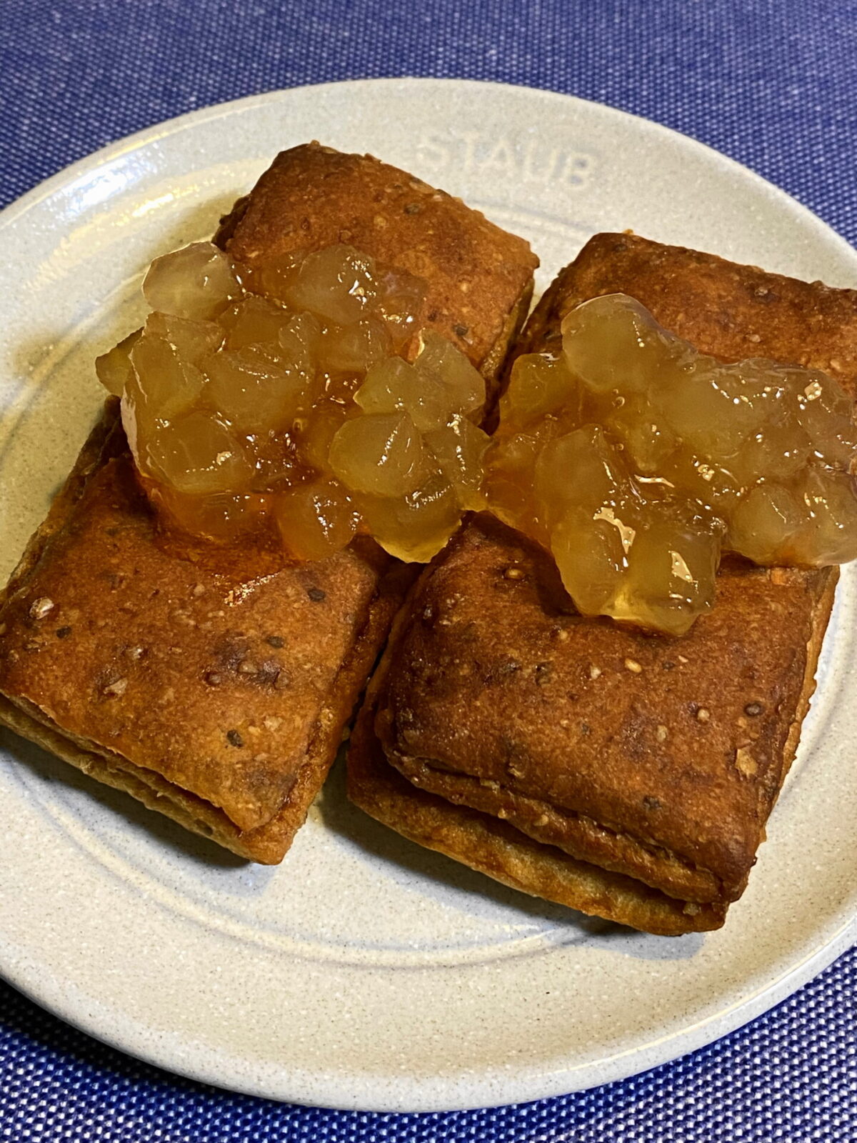 ベースブレッドのシナモン味とリンゴジャム