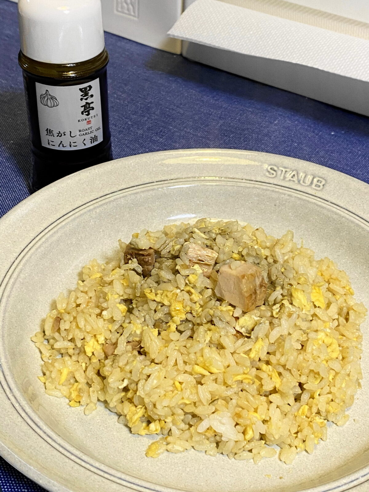 焦がしにんにく油をかけたチャーハン