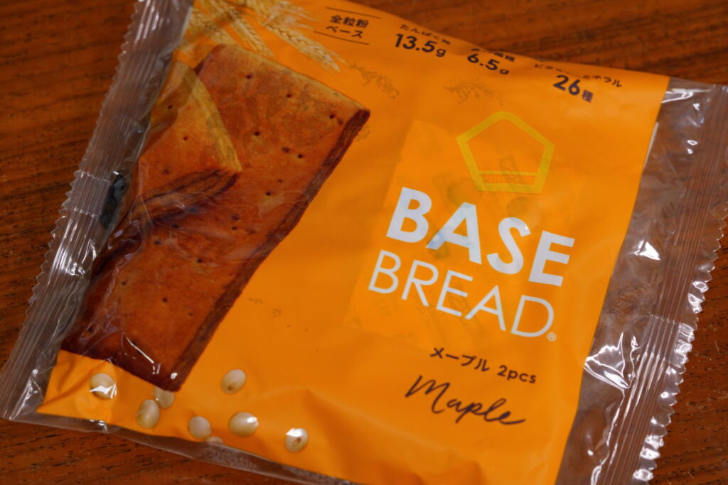2025年8月にリニューアルされたメープル味のBASE BREADのパッケージ