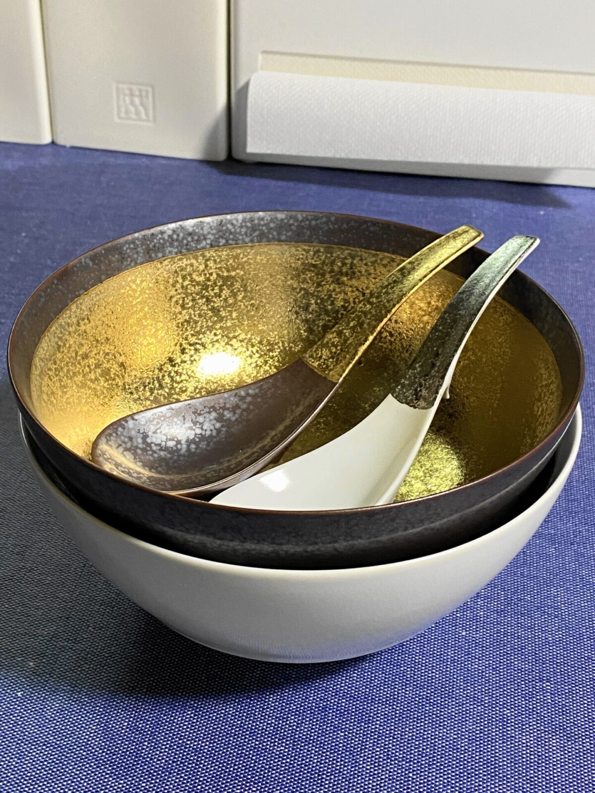 重ねた究極のラーメン鉢とレンゲ