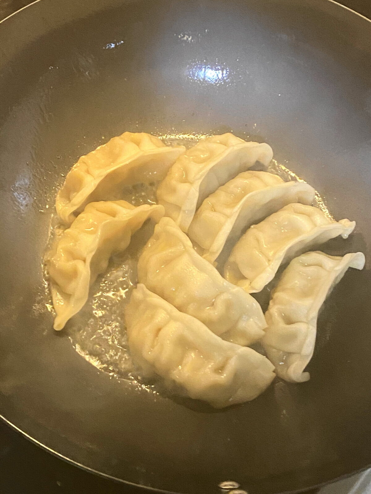 鉄フライパンでギョーザを作る様子