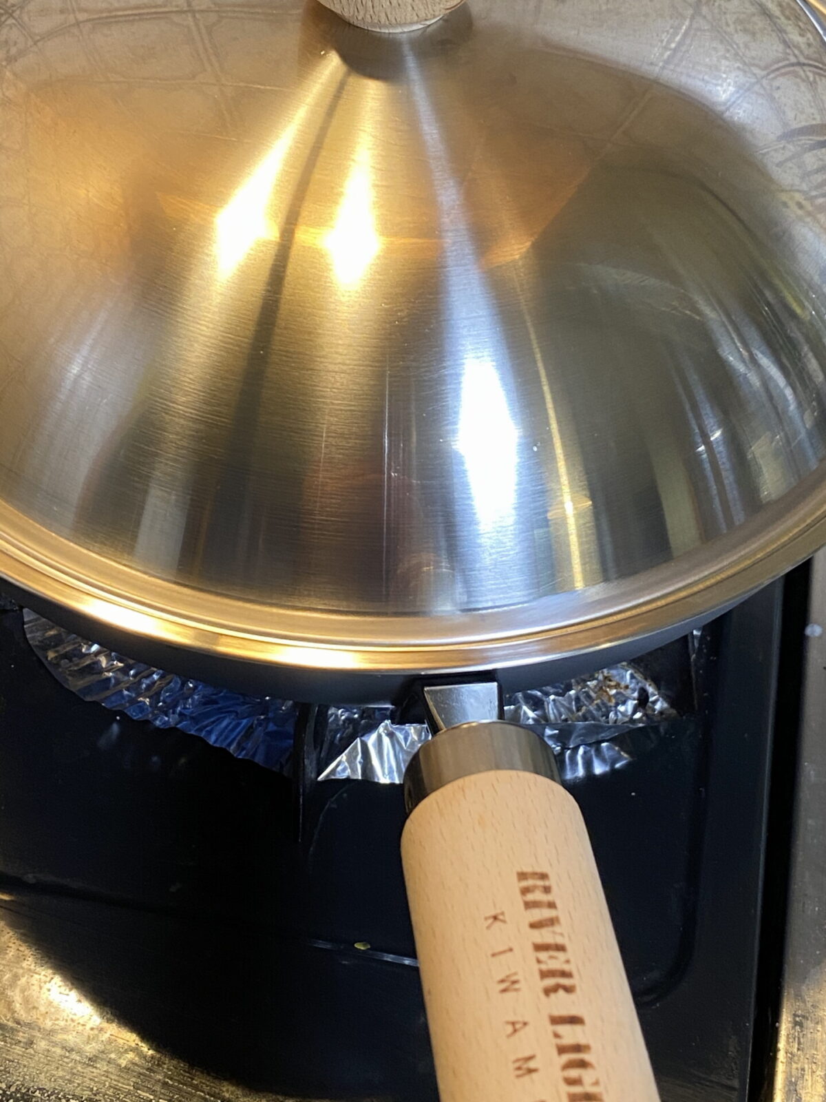 調理中の鉄フライパン