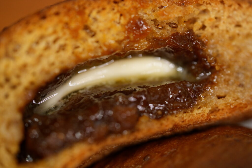 バターを挟んだBASE BREADカレー