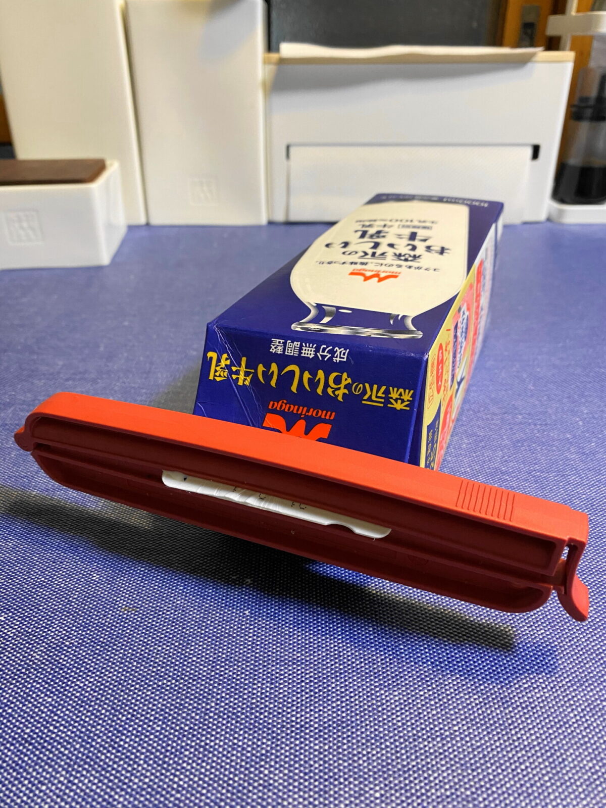 クリップイットで挟んだ横置きの牛乳