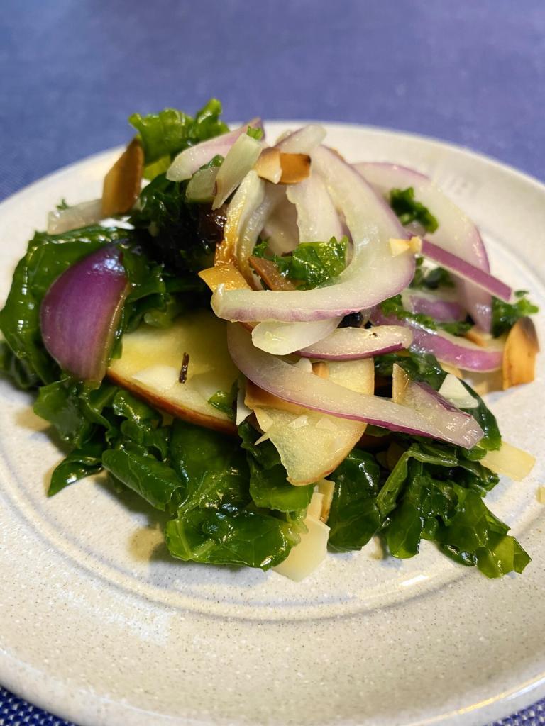 リンゴとケールとナッツのサラダ