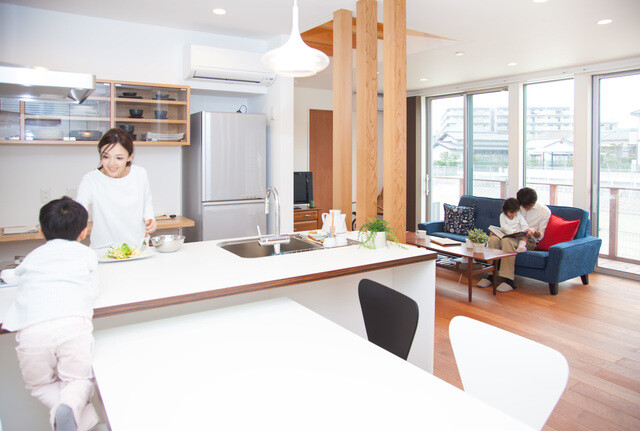 食事の準備をする主婦