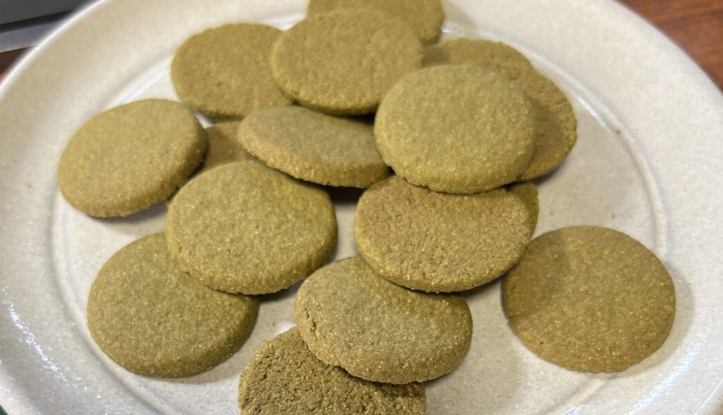 抹茶味のベースクッキー