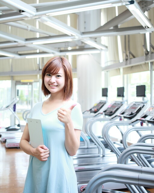 ルームランナーの前で走行距離や消費カロリーの評価をする人