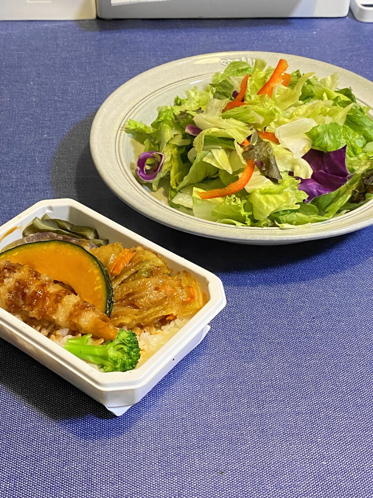 ANAの冷凍弁当と野菜