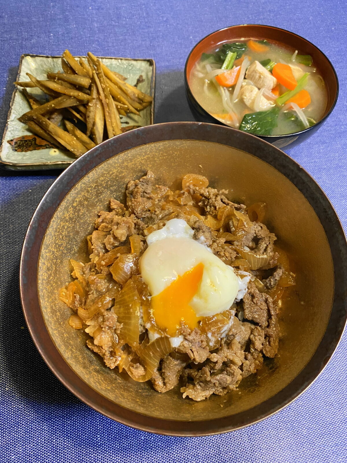 施工時牛丼とおかず汁，ごぼうのごまあえ
