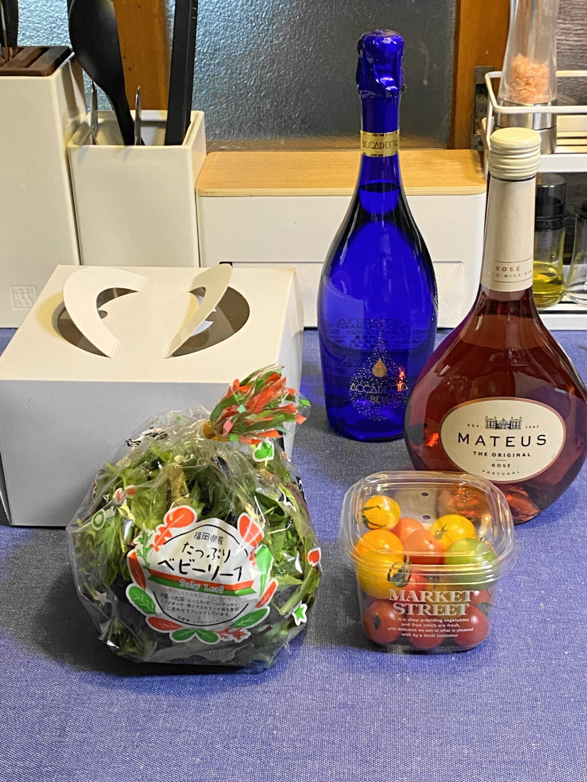 ケーキとワイン，そして生野菜