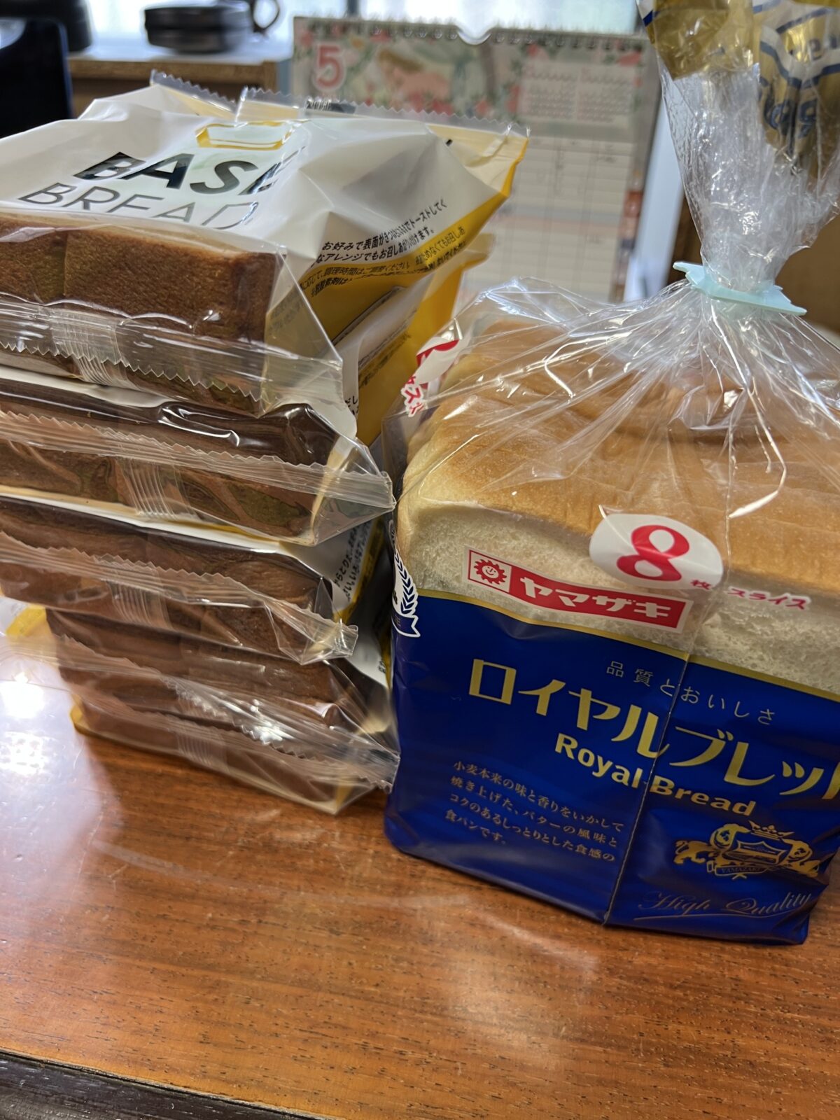 BASE BREADとロイヤルブレッドの食パン