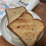 BASE BREADの食パン（通常とトーストしたもの）とパッケージ