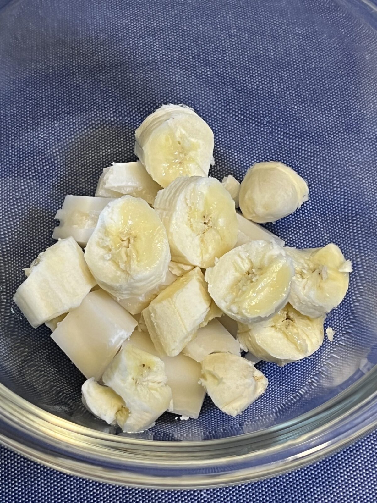 ボウルに入れたバナナと餅