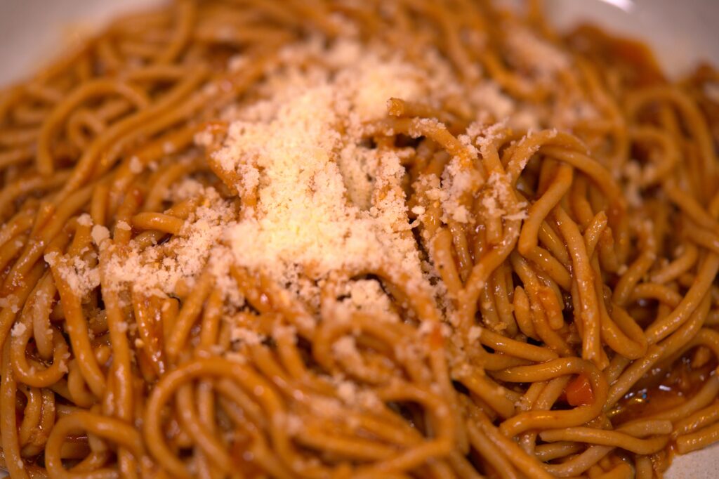 チーズをかけたBASE PASTAボロネーゼ