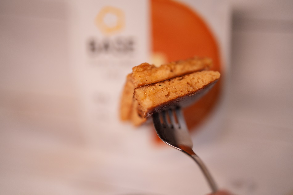 ひと口分のBASE FOODのパンケーキ