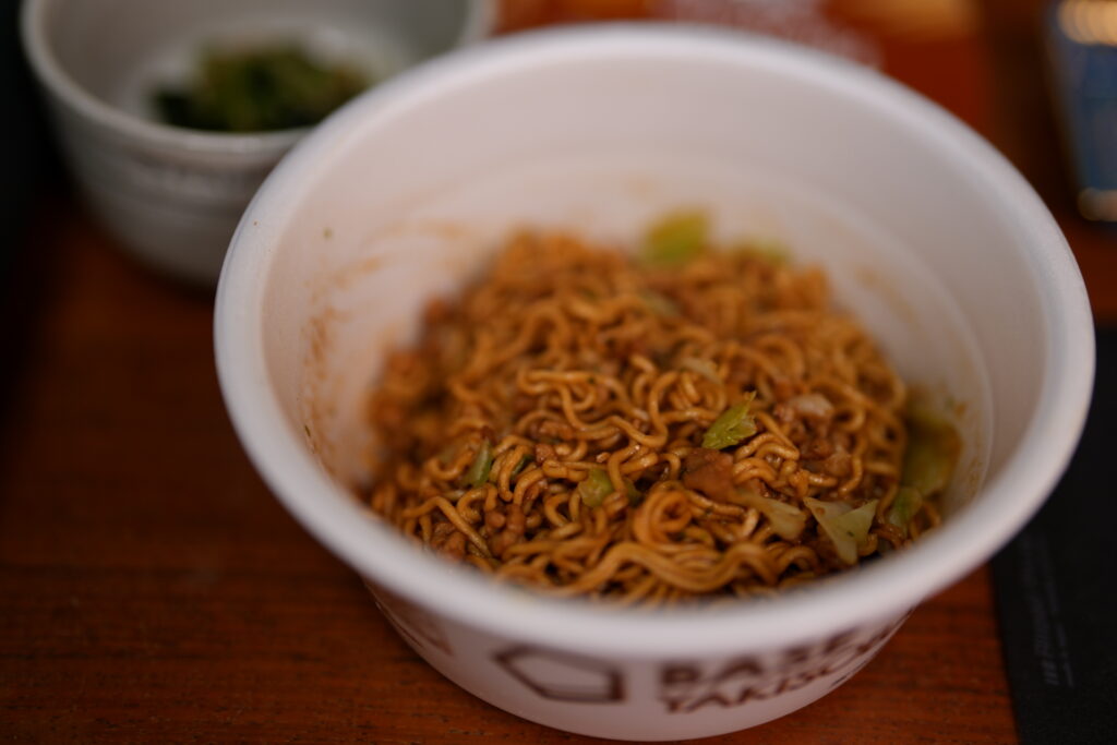BASE FOODのカップ焼きそばを含めた昼食