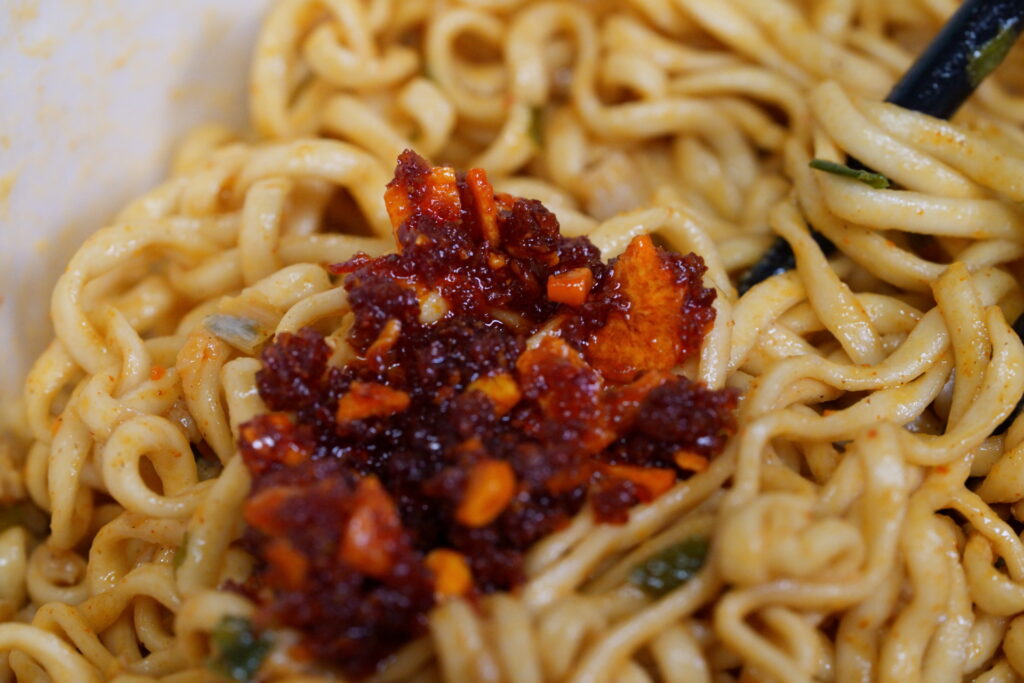 食べるラー油を足した旨辛まぜそば