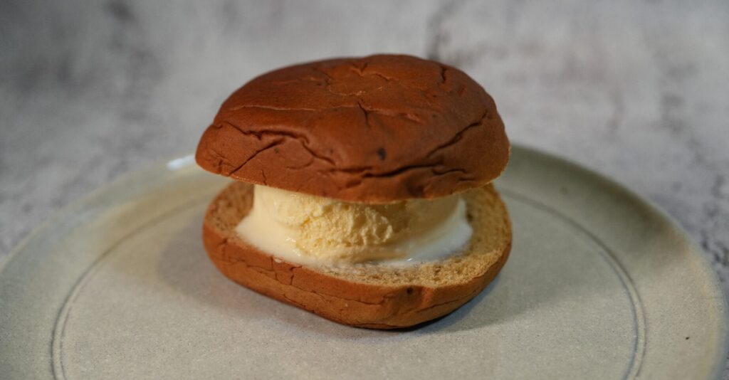 バニラアイスをはさんだベースブレッドこしあん