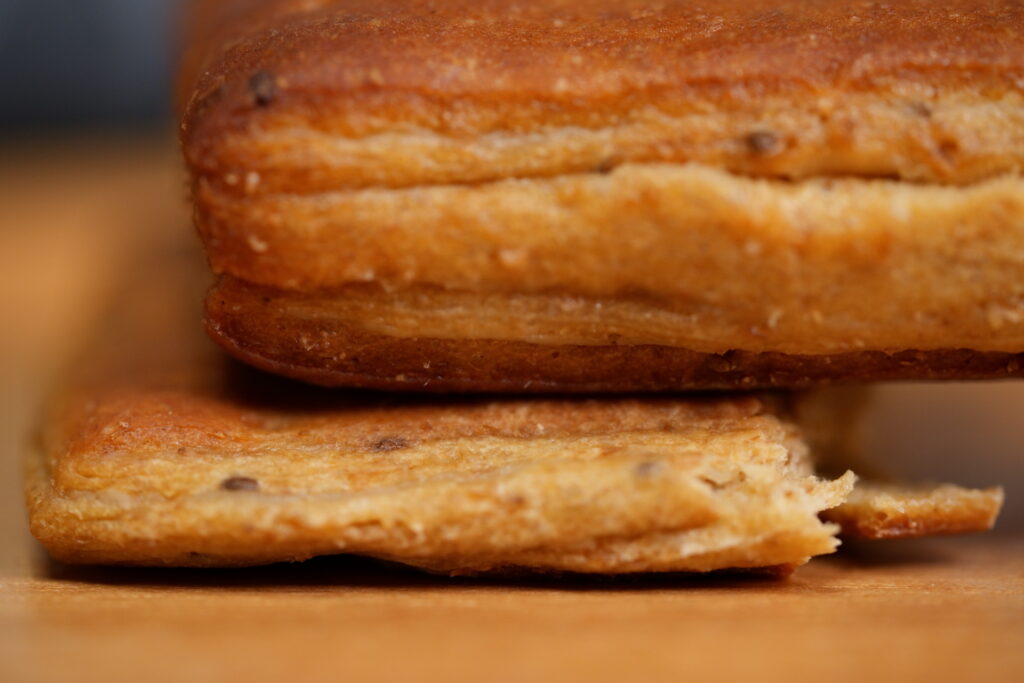 上から潰して平たくしたBASE BREADミルク