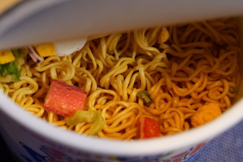 調理前のシーフードヌードル味焼そば