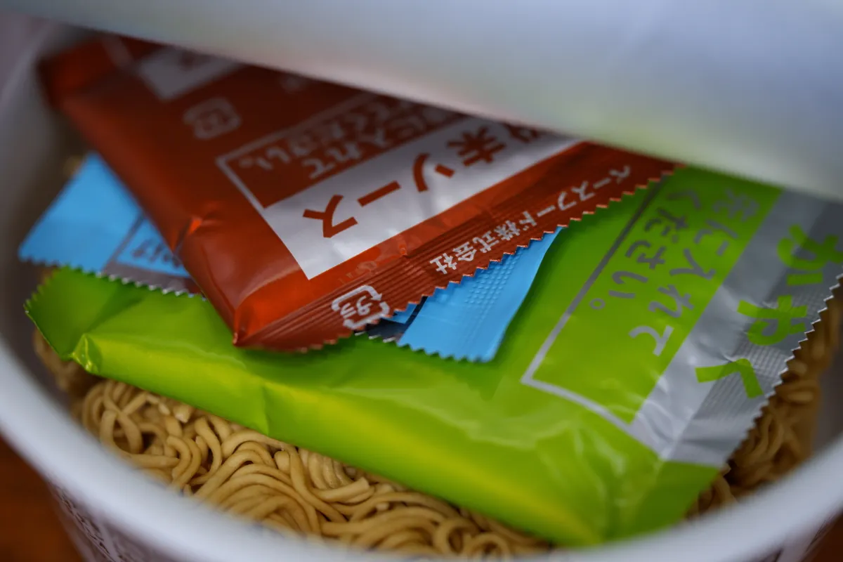 BASE YAKISOBAのお湯を入れる前の麺とかやくの様子
